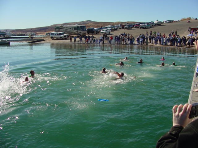 1st wave swimming back.jpg (77048 bytes)